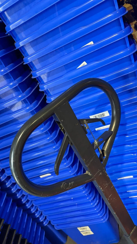 Chadwick pallet truck handle and brake controls