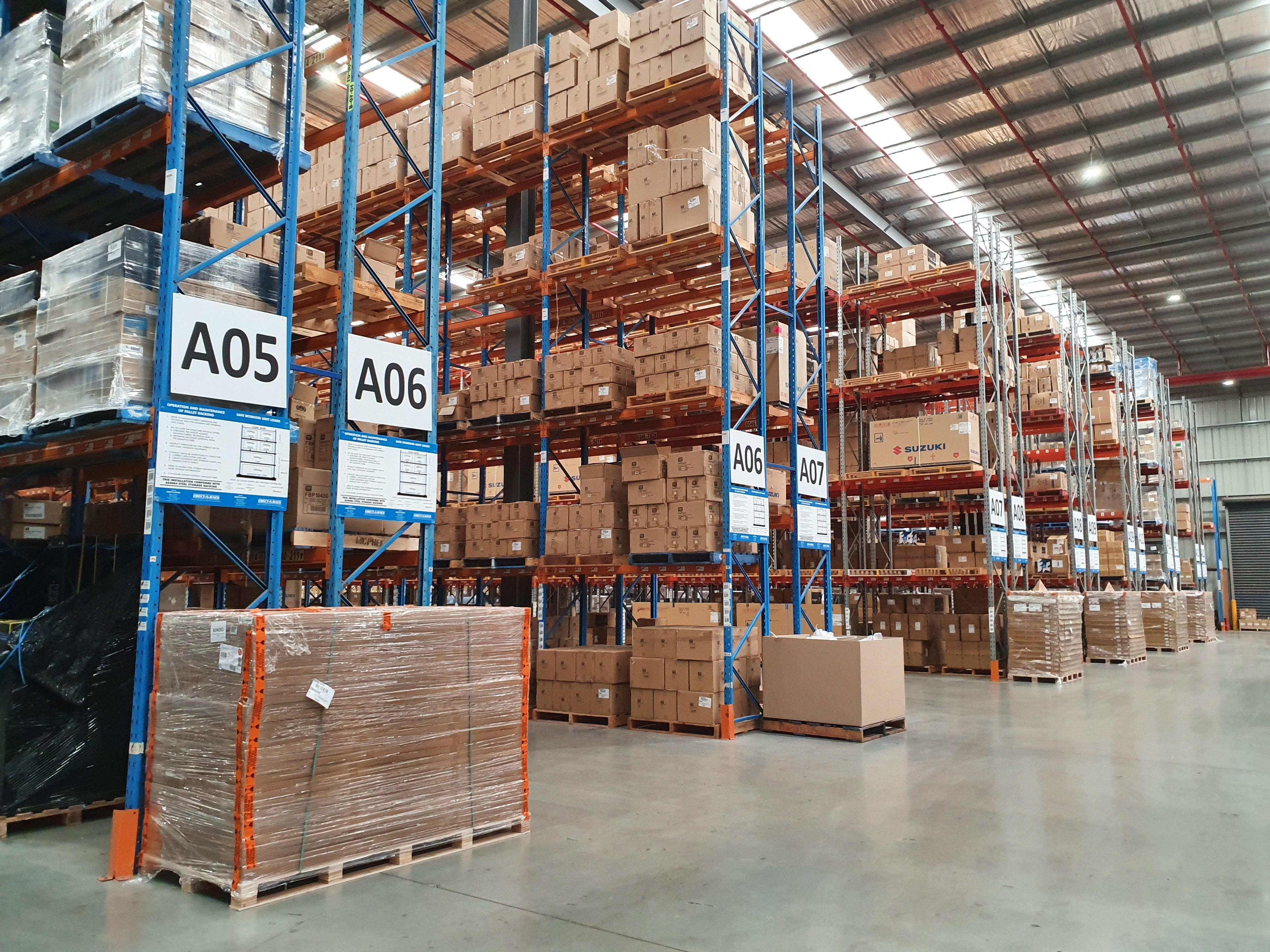 Narrow aisle pallet racking