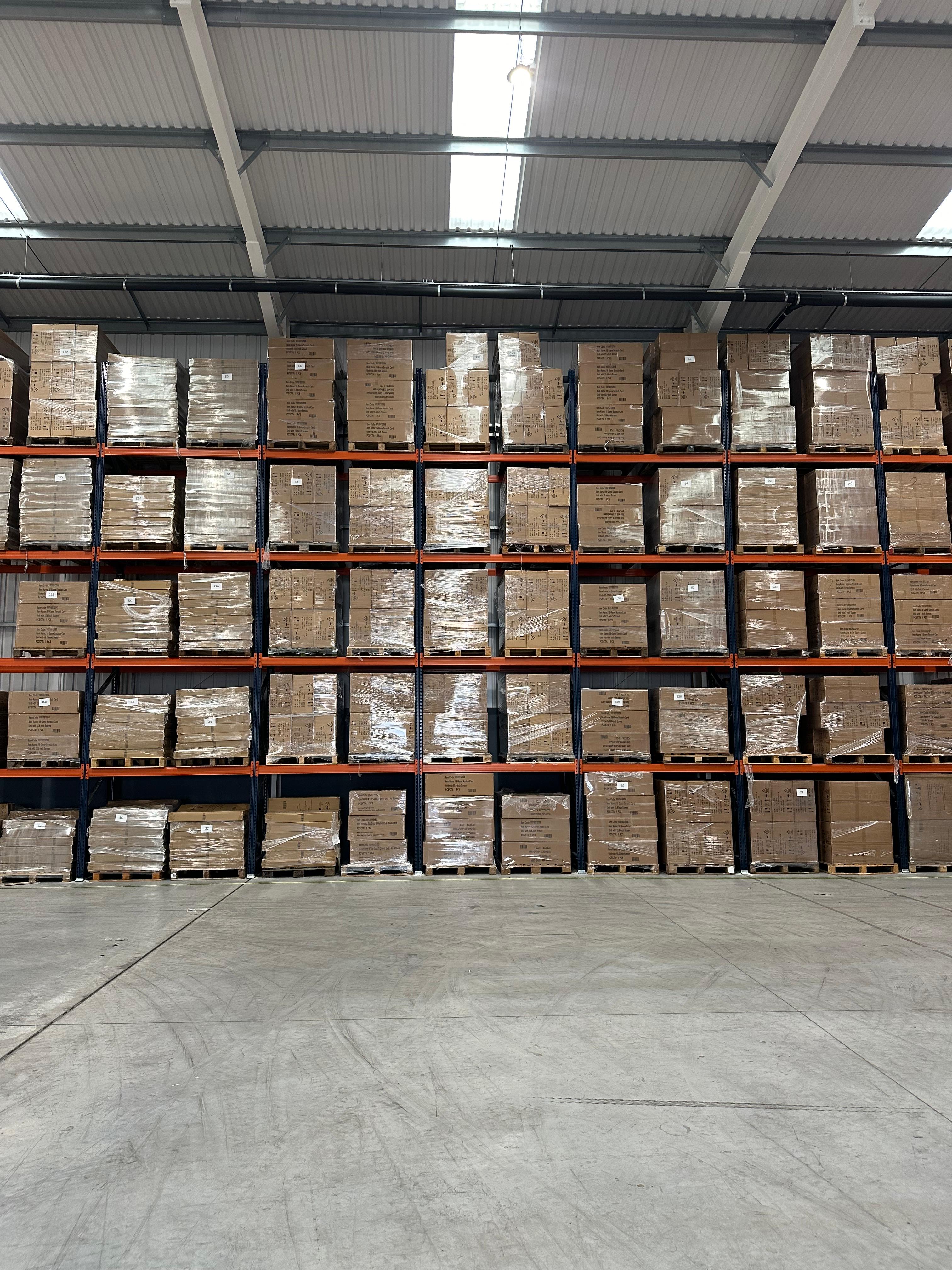 Adjustable pallet racking in a warehouse